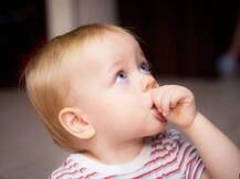 क्या आपका बच्चा अंगूठा पीता है या नाखून खाता है! तो उसे टोके नहीं, क्योंकि...