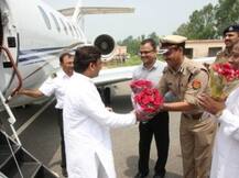 ...जब कैजुअल यूनिफॉर्म में CM को रिसीव करने पहुंचे DM