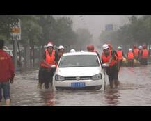 बाढ़ से 76 की मौत, 40 हज़ार मकान तबाह