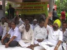 वाराणसी: यूपी में बेलगाम कानून व्यवस्था के खिलाफ व्यापारियों ने किया धरना-प्रदर्शन