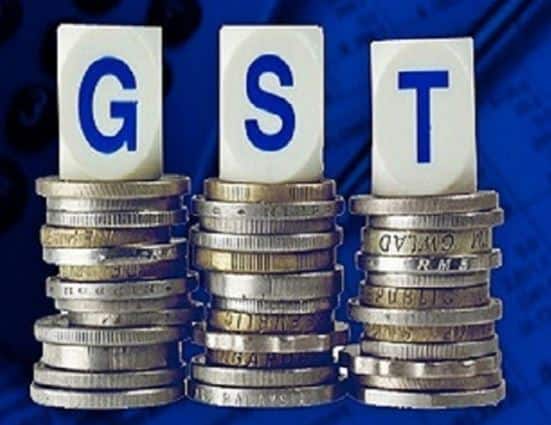 GST का लक्ष्य सप्लाई की दिक्कतों को खत्म करना और पूरे देश में अलग अलग राज्यों के टैक्स तंत्र से होने वाली दिक्कतों खत्म कर एक पारदर्शी सिस्टम बनाना है. जिससे कि हमें सामान की बिक्री और अदला बदली या किराए को तय करने में कोई परेशानी ना हो. पूरे देश में एक GST दर का फैसला हाल ही में बनी GST काउंसिल करेगी. 