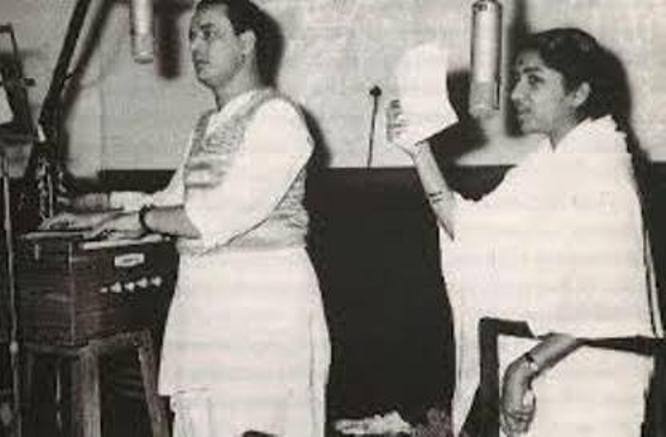गीतों को सुहाना सफर: 200 से ज्यादा फिल्मों में 40 साल लंबे सुहाने सफर में मुकेश की आवाज़ ने ना जाने कितने ही दिलों को छुआ है. आज भी उनके गीतों की खासियत ये है कि वो हर किसी के असल जिंदगी से सरोकार रखते हैं. 'दोस्त-दोस्त ना रहा', 'जीना यहां मरना यहां', 'कहता है जोकर', 'दुनिया बनाने वाले क्या तेरे मन में समाई', 'आवारा हूं', 'मेरा जूता है जापानी' जैसे खूबसूरत गीतों को शायद ही कोई भूल पाया हो.