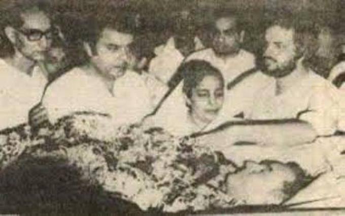 आखिरी सांस तक साथ चला था संगीत: मुकेश का निधन 27 अगस्त, 1976 को अमेरिका में एक स्टेज शो के दौरान दिल का दौरा पड़ने से हुआ. उस समय वह गा रहे थे- 'एक दिन बिक जाएगा माटी के मोल, जग में रह जाएंगे प्यारे तेरे बोल'.
