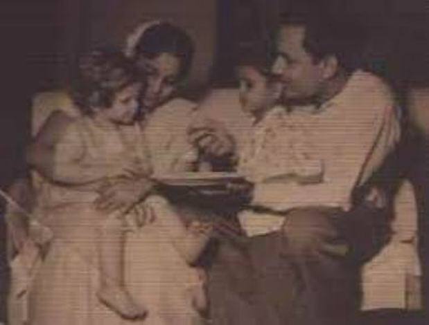 जन्मदिन के दिन ही भाग कर की शादी: मुकेश को गुजराती लड़की सरला पसंद आ गई थी. सरला और मुकेश का परिवार इस शादी के खिलाफ था. तमाम बंदिशों के बाद भी मुकेश ने अपने जन्मदिन के दिन 22 जुनाई 1946 को सरला के साथ भाग के शादी कर ली. मुकेश के एक बेटे और दो बेटियां हैं. बेटे का नाम नितिन और बेटियां रीटा व नलिनी रखा गया.