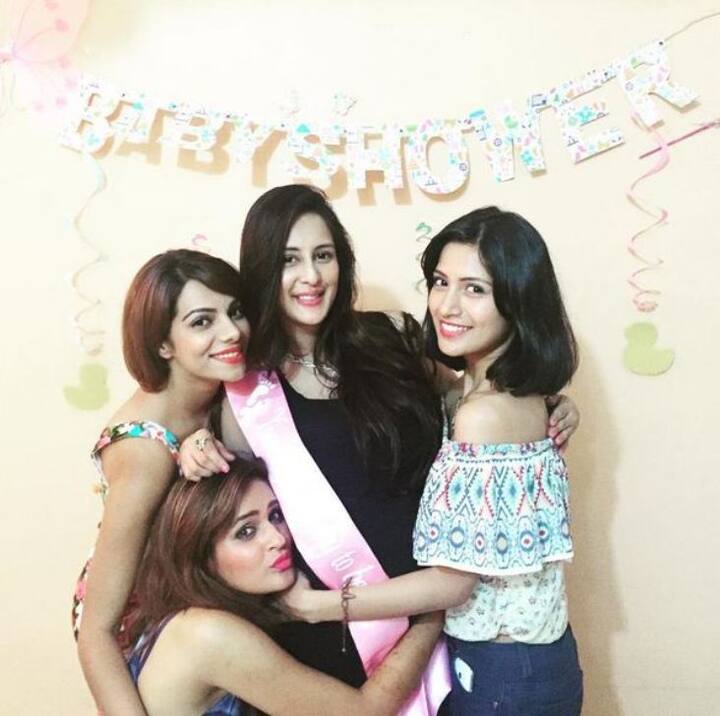 चाहत अपने दोस्तों का साथ पाकर बहुत खुश नजर आ रही हैं.