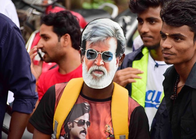 IN PICS: सुपरस्टार रजनीकांत की फिल्म 'कबाली' की रिलीज पर बर्बाद हुआ कई लीटर दूध!