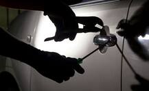 दिल्ली पुलिस के पूर्व कमिश्नर की गाड़ी से ipad और पैसे ले उड़ा \'ठक-ठक\' गैंग