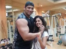 जिम में 'सीता' की मदद कर रहे 'हनुमान'