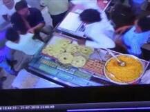 मथुरा: UP में बदमाशों को नहीं रहा पुलिस का खौफ, CCTV में कैद हुईं सरेआम गुंडागर्दी!