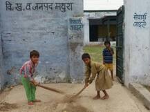 मथुरा के प्राइमरी स्कूल में झाड़ू लगाते दिखे मासूम
