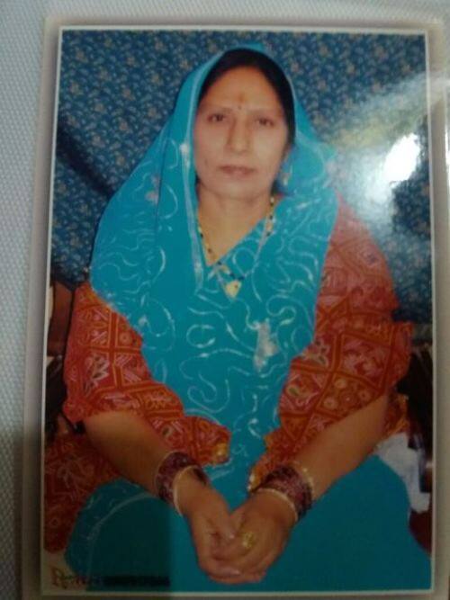 इतना ही नहीं चन्द्रपाल ने चिट्ठी में अपनी पत्नी को जहर देकर मार देने का जिक्र भी किया है. घर में एक बक्से में रखे कुछ पन्ने जब एक साल पहले उसकी सौतेली बेटी के हाथ लगे तो उसके साथ उत्पीड़न का जो सिलसिला चला वह भी हैरान करने वाला है. बेटी का मुंह बन्द करने के लिए उसने तमंचे के बल पर उसके साथ दुष्कर्म किया और उसकी अश्लील क्लिपिंग बना ली.