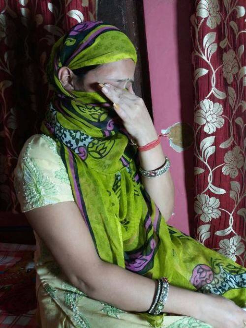 अय्याश सिपाही अपनी शादीशुदा बेटी की अस्मत को एक साल तक मनमर्जी तरीके रौदता रहा. जान से मारने की धमकी से डरी सहमी उसकी बेटी लगातार दरिंदगी का शिकार बनती रही है और अपने पिता के गुनाहों से आजिज आकर उसने अब अपने बाप के खिलाफ मोर्चा खोल दिया. पीड़िता ने बरेली सीजेएम कोर्ट में हैवान पिता के खिलाफ उसी के हाथों से लिखे सबूत पेश कर न्याय की गुहार लगाई है. पिता की हैवानियत की परतें खुलने के बाद पीड़िता ने अब आर पार की लड़ाई का मन बनाया है.