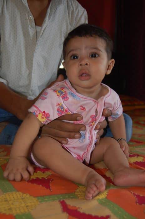 हया के पिता राशिद जूता कारीगर हैं और मां रिजवाना गृहणी हैं. मां-बाप और दो भाइयों के साथ पूरा परिवार शंकरगढ़ की पुलिया पर एक किराए के मकान में रहता है. हया के मां-बाप को बच्ची के बार-बार रोने और बदन नीला पड़ने से काफी तकलीफ होती है.