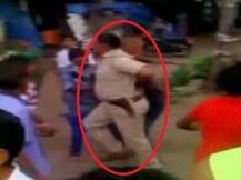 गुजरात : सूरत में सब इंस्पेक्टर को लोगों ने बेरहमी से पीटा, छापा मारने गया था