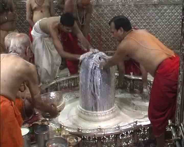 मध्यप्रदेश: उज्जैन के महाकालेश्वर मंदिर में अब वीआईपी एंट्री होगी बंद Madhya Pradesh: Vip entry will now be closed in Mahakaleshwar temple of Ujjain मध्यप्रदेश: उज्जैन के महाकालेश्वर मंदिर में अब वीआईपी एंट्री होगी बंद