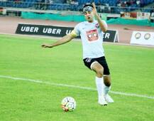 संसदों VS स्टार्स मैच के दौरान मैदान पर दिखे बाबा रामदेव