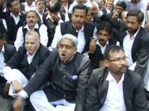 हत्या के विरोध में इलाहाबाद के वकीलों की हड़ताल, काम- काज ठप्प