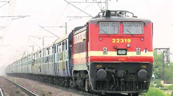रेलवे में हमेशा सफर करने वाले एमएसटी यात्रियों का एक पैसे में 10 लाख रुपये का बीमा होगा. ट्रेन हादसे में मौत या विकलांग होने पर 10 लाख, चोट लगने पर साढ़े सात लाख रुपये मिलेंगे. अस्पताल में भर्ती होने पर 5 लाख रुपये दिए जाएंगे.