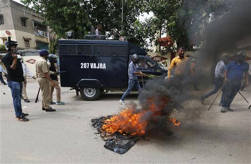 सामाजिक कार्यकर्ता और ग्रामीण फिर से 31 मई को पुलिस के पास गए. राठौड़ बताते हैं,