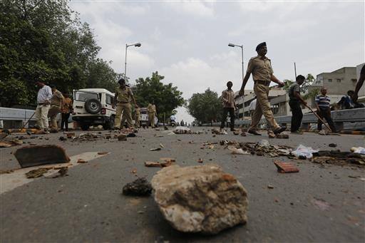 राजुला में 22 मई की दोपहर इसी तरह का 'गौ रक्षकों' का एक दल बड़ी गाड़ियों और बाइक पर सवार हो दलित बस्ती में घुस आया था. उना घटना की तरह ही ये तथाकथित गौ रक्षक भी लाठियां और छुरी साथ लाए थे. कुछ के पास तो तलवारें भी थीं. इलाके में काम करने वाले दलित कार्यकर्ता रमेशभाई बाबरिया ने बताया कि गौ रक्षकों ने दलितों के हाथ-पैर तोड़ डाले थे और बुरी तरह पिटाई की थी. प्रेमाभाई राठौड़ के भी सिर पर वार किया गया था.