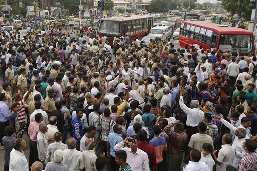 केंद्रीय अपराध रिकॉर्ड ब्यूरो के अनुसार, गुजरात में 2001 से अब तक दलित उत्पीड़न के 14,500 मामले सामने आए हैं. इस आधार पर देखा जाए तो गुजरात में हर साल दलित उत्पीड़न की 1000 घटनाएं, जबकि प्रतिदिन के हिसाब से तीन घटनाएं प्रतिदिन घटीं.