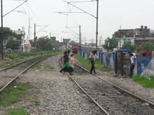 किसी बड़ी दुर्घटना का इंतज़ार कर रहा है ये रेलवे क्रॉसिंग!