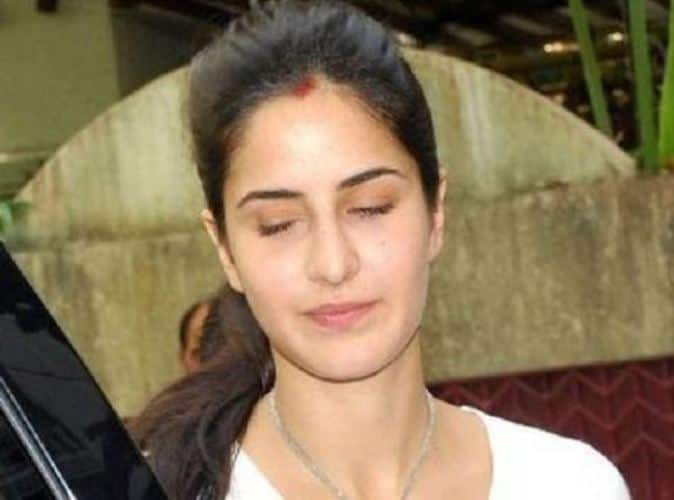 खैर ये पहली बार नहीं है कि कैटरीना सिंदूर लगाए नजर आ रही है. आपको बता दें इससे पहले भी 'फितूर' गर्ल को 2012 में माथे पर सिंदूर लगाए देखा गया था.