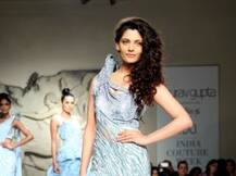 रैंप पर पहली बार दिखीं सैयामी खेर