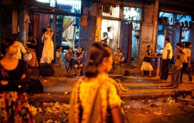 Kamathipura मुंबई का सबसे बड़ा वेश्यावृत्ति का अड्डा है. इस जगह पर 1990 से वेश्यावृत्ति की जा रही है. Kamathipura भारत का चौथा सबसे बड़ा वेश्यावृत्ति केंद्र है.