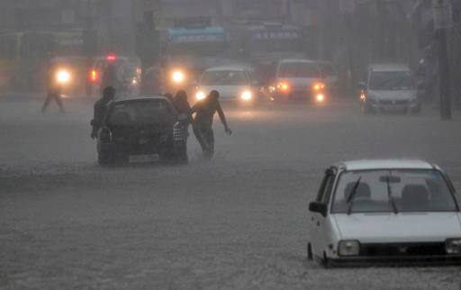 जम्मू उपायुक्त सिमरनदीप सिंह ने बताया कि नौ साल की मीनाक्षी और सात साल की साक्षी शर्मा, जम्मू शहर के जानीपुरा पट्टी में एक नाले में अचानक आई बाढ़ में बह गईं. 