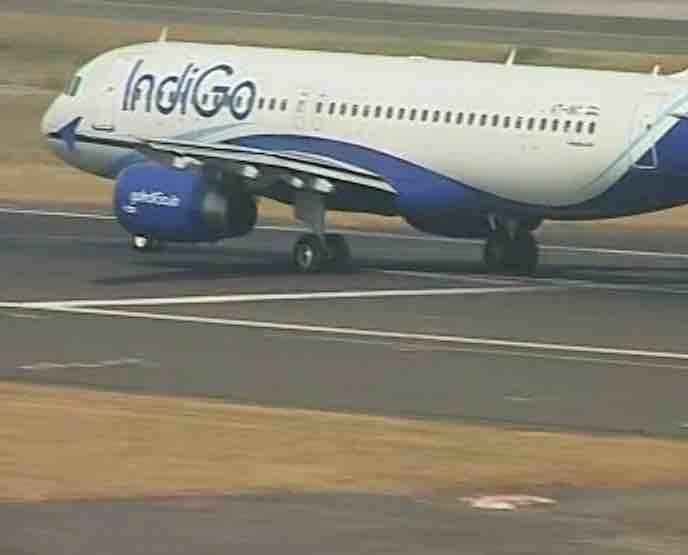 Drunk passenger tried to entere cockpit of the plane to charge mobile यात्री ने मोबाइल चार्ज करने के लिए प्लेन के कॉकपिट में घुसने की कोशिश की, निकाला गया बाहर