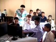 आगरा: स्विट्जरलैंड के छात्रों ने गरीब बच्चों के लिए खोली कम्प्यूटर की पाठशाला!