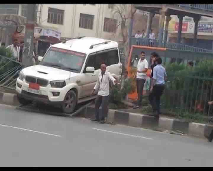 2. जाम के कारण दिल्ली-जयपुर हाईवे पर ट्रैफिक रेंग रहा है.