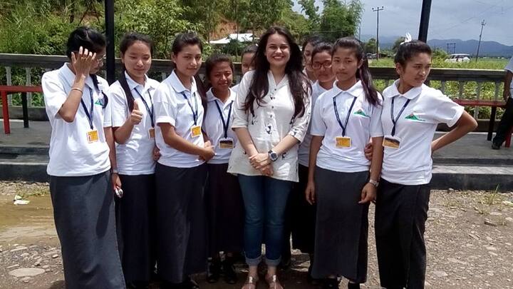 डाबी का मानना है कि लड़कियों की चमड़ी 'मोटी' होनी चाहिए. उन्हें हर तरह की चुनौती से साहस के साथ लड़ना चाहिए और जो भी उनके रास्ते में परेशानियां खड़ी करे उसे पलट कर जवाब देना चाहिए. डाबी ने 2014 में लेडी श्री राम कॉलेज से पॉलिटिकल साइन्स में ग्रैजुएशन की शिक्षा प्राप्त की थी. 