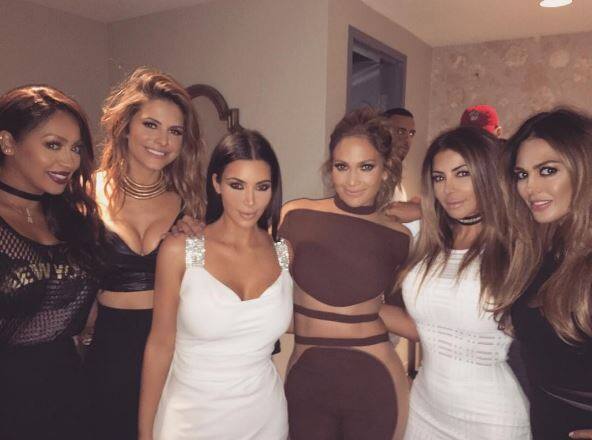हाल ही में Kim और Kanye West को अडल्ट इंटरटेंमेंट इंडस्ट्री से 25 मिलियन डॉलर का ऑफर मिला था. यह ऑफर उन्हें पॉर्न फिल्म बनाने के लिए मिला था इस ऑफर को लेकर Kim ने अभी तक कोई प्रतिक्रिया नहीं दी है.