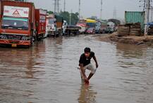 IN PICS: बाढ़ के कारण अपने घर छोड़ने को मजबूर हैं असम के लोग! 