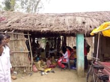 मथुरा: अखिलेश सरकार में झोपड़ी में पढ़ाई करने को मजबूर हैं मासूम!