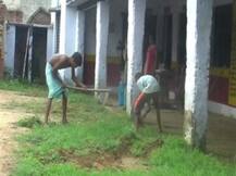 यूपी में गिरता शिक्षा का स्तर, बच्चों से कराई जाती है स्कूल की साफ-सफाई!