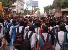 मोदी के वाराणसी में 'शौचालय' को लेकर छात्राओं ने जमकर किया विरोध प्रदर्शन!