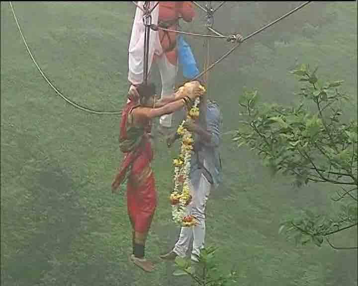 कोल्हापुर के पावनखिंड की इन हसीन वादियों में घाटी के बीचोंबीच रोप पर लटक रहे इस जोड़े ने आसमान में अनोखे ढंग से शादी की है.