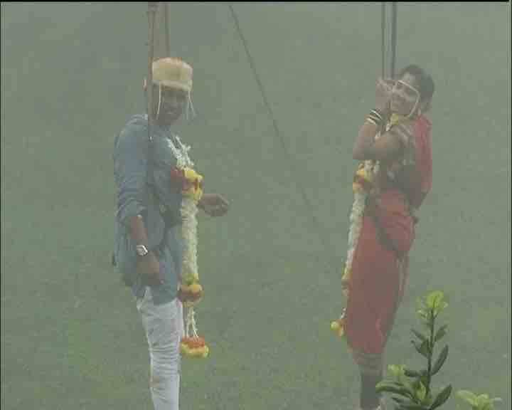   इस अनोखी शादी में कई मेहमान भी शामिल हुए जो ऊपर से इस जोड़े पर फूलों की बारिश कर रहे थे