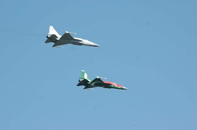 Pakistan Air Force China JF-17 Thunder fighter jets planes Rafale jets fly past military parade Pakistan को चीन देने जा रहा Rafale की टक्कर का JF-17 लड़ाकू विमान, जानें क्या है इसकी खासियत