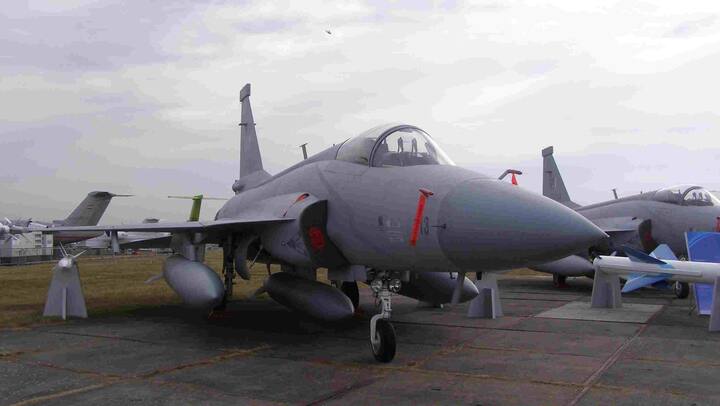 पाकिस्तान के लिए 'JF-17' अपने पुराने लड़ाकू विमान 'मिराज III'और 'चेंगदू जम्मू-7' की जगह पर एक नए लड़ाकू विमान के विकसीत रुप में है.