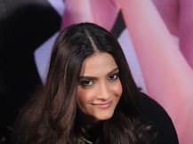 अलग- अलग भाषाओं में काम करने को तैयार हैं सोनम कपूर