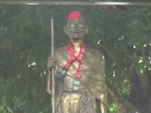 यूपी: महात्मा गांधी का अपमान, मूर्ति को पहना दी समाजवादी पार्टी की टोपी और दुपट्टा