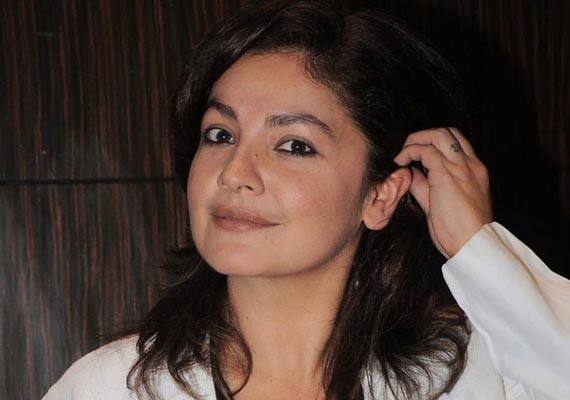 Bollywood Actress Pooja Bhatt Returns To Silver Screen To Play Detective सुनहरे पर्दे पर लौटेंगी पूजा भट्ट, निभाएंगी जासूस का किरदार
