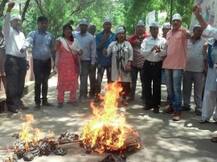 बुलंदशहर गैंग रेप केस: 'आप' ने मुख्यमंत्री का पुतला फूंक मांगा इस्तीफा