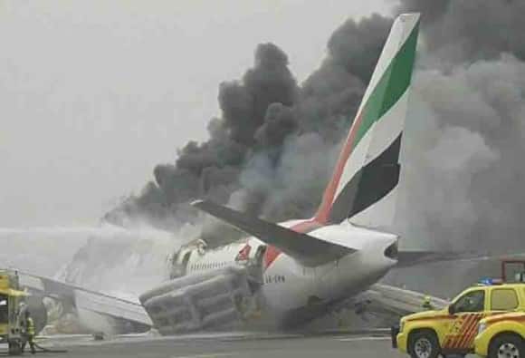 EK521 में 282 यात्रियों के साथ 18 क्रू मेंबर मौजूद थे. विमान के अगले पहियों से आग निकल रही थी. विमान में आग लगने के बावजूद पायलट ने सूझबूझ दिखाते हुए विमान को उतार लिया. एमिरेट्स ने हादसे की वजह के बारे में तो कुछ नहीं बताया है. लेकिन, जानकार मानते हैं कि लैंडिंग गियर में खराबी की वजह से ही इमरजेंसी लैंडिंग की नौबत आई और फिर ये हादसा हो गया.