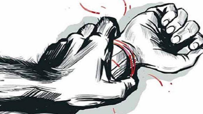 पुलिस के मुताबिक अपनी पत्नी हलीम की हत्या के बाद फिरोज ने उसकी लाश को बेड में रख दिया. दो दिनों तक अपनी पत्नी की लाश के साथ ही वो कमरे में सोता रहा. अपनी पत्नी की लाश के साथ ही वो प्रेमिका से अय्याशी करता रहा लेकिन जब लाश सड़ने की वजह से तेज बदबू आने लगी तो उसे एक बोरी में भरकर फिरोज ने घर के बाहर ही गली में फेंक दिया.