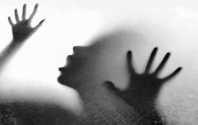 बोरी में बंद एक लाश की खबर सुनकर दिल्ली पुलिस फौरन ही मौका-ए-वारदात पर पहुंची. बोरी को खोला गया तो अंदर से निकली एक महिला की सड़ी-गली लाश. पुलिस के लिए अब दो चुनौतियां थी. पहली लाश की शिनाख्त और दूसरी हत्यारे का पता लगाना. किसी सुराग की तलाश में जब पुलिस ने आसपास के घरों में पता किया तो मालूम हआ कि लाश मिलने के बाद से ही इस घर में रहने वाला फिरोज और सुमन नाम की महिला गायब हैं. पलिस को शक हुआ और फिर एक जाल बिछाकर पुलिस ने फिरोज के साथ ही सुमन को गिऱफ्तार कर लिया.